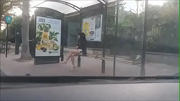 Gros bitch at a bus stop clips au total