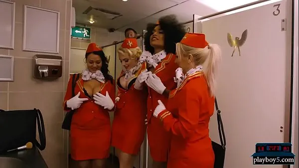 Celkový počet veľkých klipov: Black flight attendant fucks a frequent flyer in a toilet