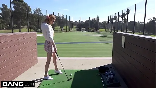 Velký celkový počet klipů: Nadya Nabakova puts her pussy on display at the golf course