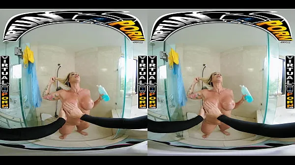 Busty Blonde MILF Robbin Banx Seduces Step Son In Shower Total Klip yang besar