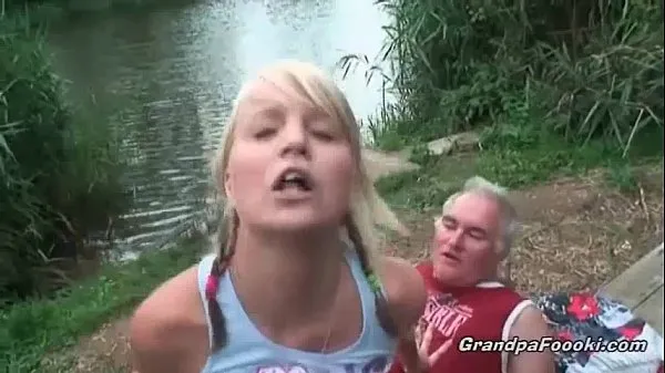 Velký celkový počet klipů: Gorgeous blonde rides dick on the river shore