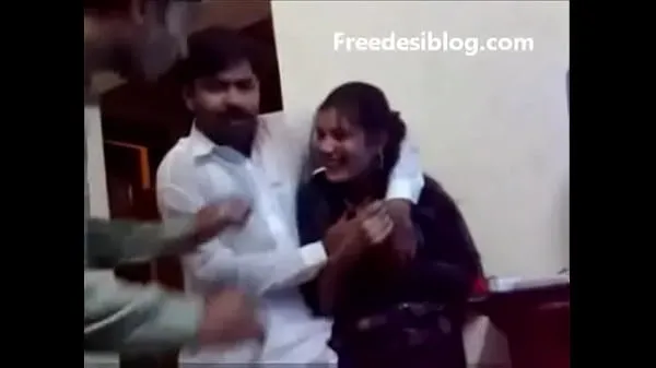 Stora Pakistani Desi girl and boy enjoy in hostel room klipp totalt